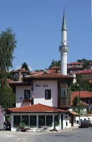 Edificio actual del Inat Kuca o casa del odio en Sarajevo. Construcción típica otomana de la época. Fuente Wikimedia Commons