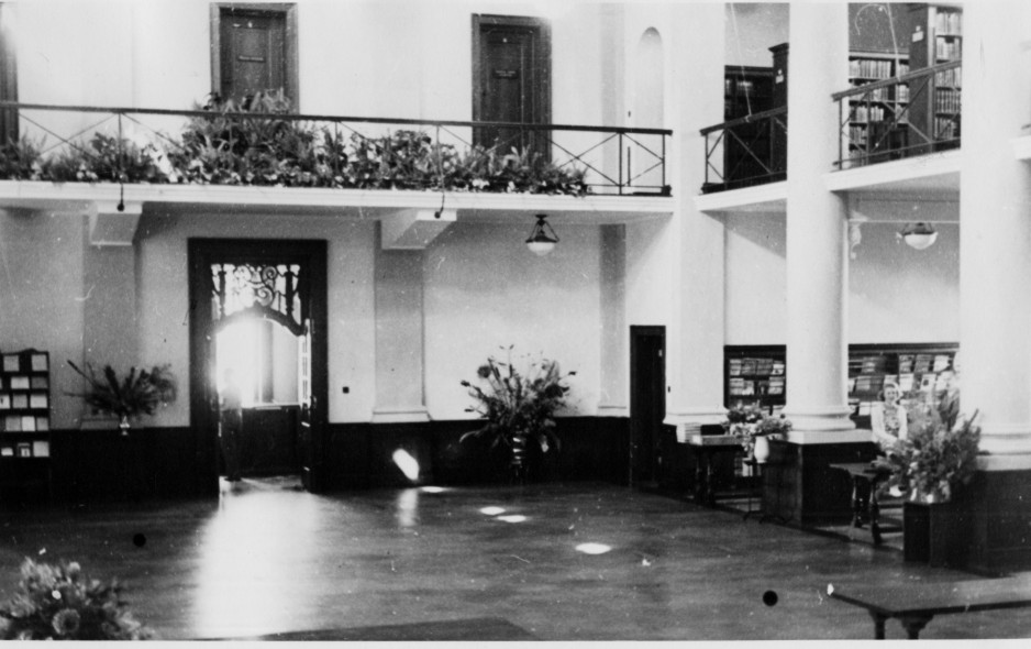 Foto de la web de la Universidad del Cabo. https://es.m.wikipedia.org/wiki/Archivo:The_Jagger_library_entrance_area,_with_flowers,_in_1947.jpg